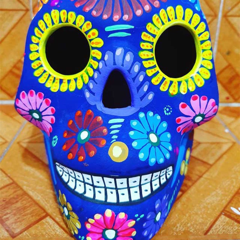 🎨 Un crâne décoratif vibrant d’authenticité mexicaine